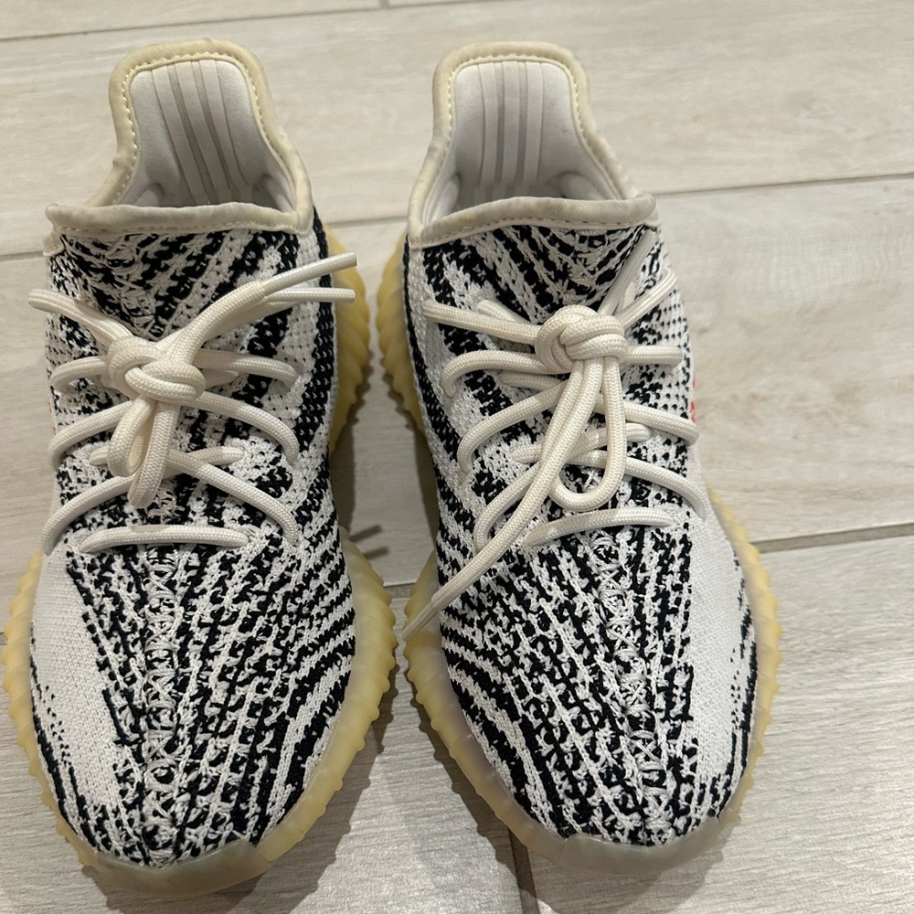 adidas Yeezy Boost 350 V2
Zebra size men  5 women 6